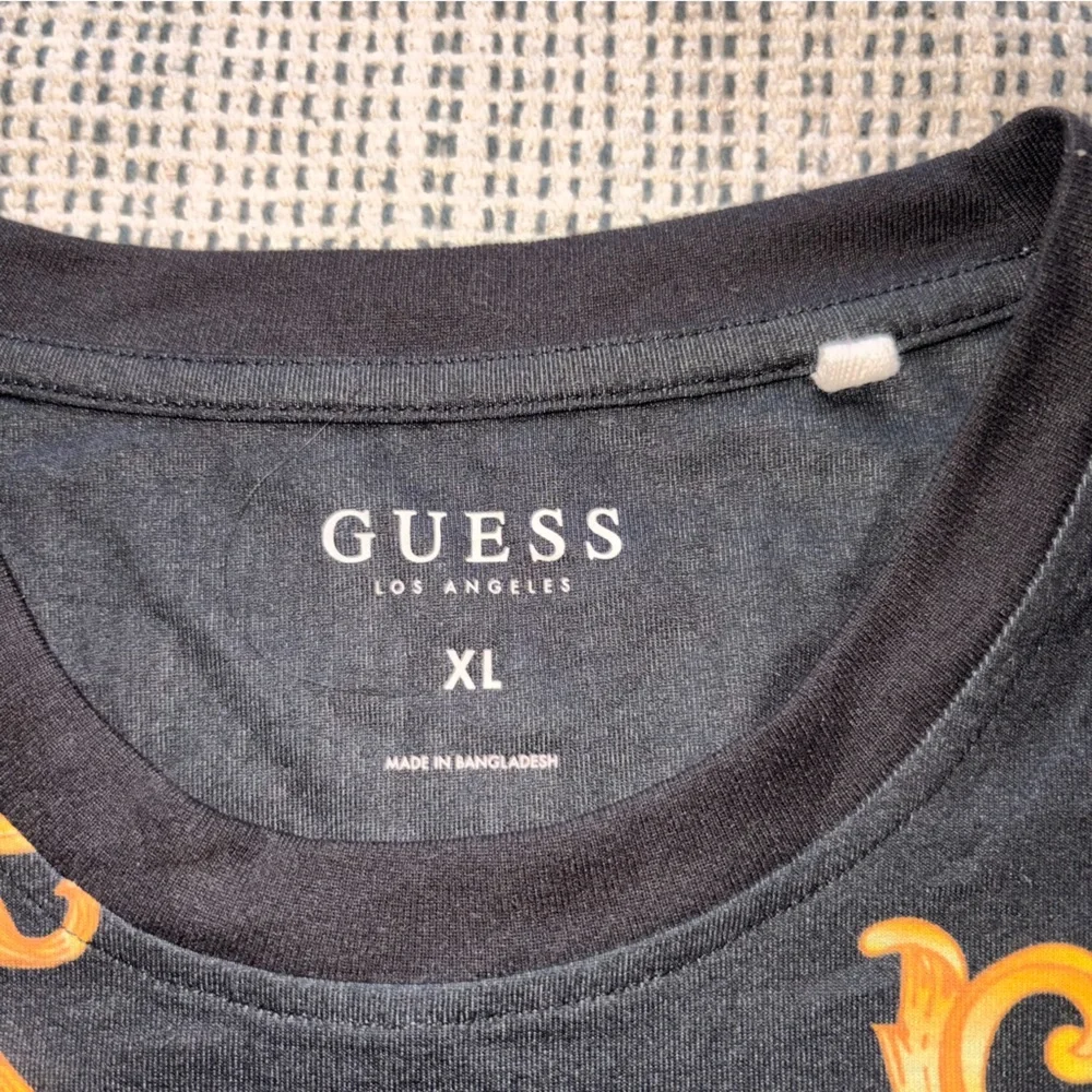 GUESS Men's Short Sleeve Baroque Graphic T-Shirt Size XL - Picture 2 of 4